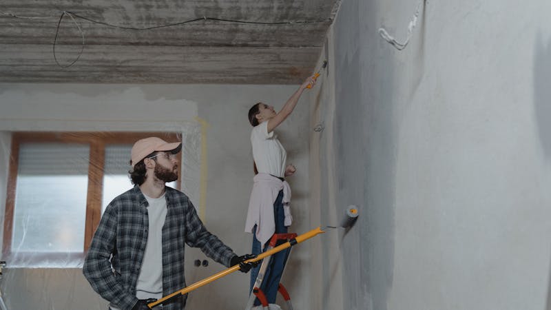 Szoba felújítás közben tavasszal, faljavítás és festés előkészítése